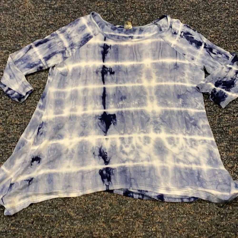 Blue and whiteโtye dye top sz. S